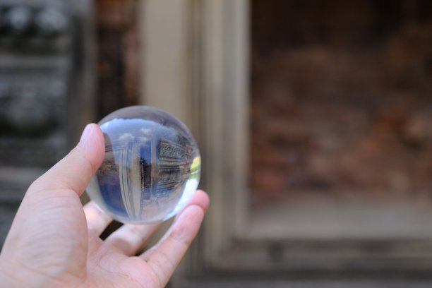 古城的倒影在水晶球上图片下载