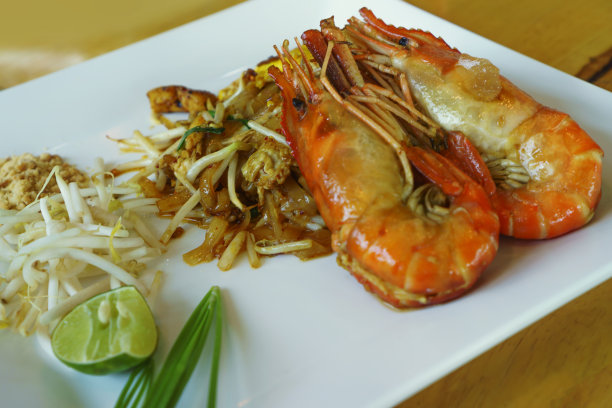 泰式炒粉，白碟里的大虾图片下载