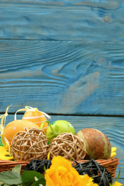 复活节彩蛋被排列在一块有许多图案和颜色的板上。图片下载