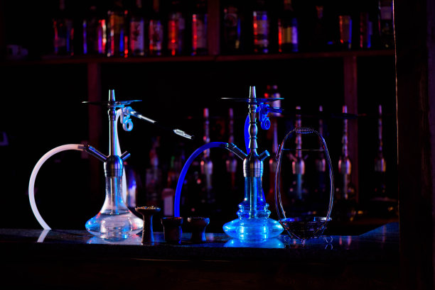 酒吧桌上的一群东方水烟。图片下载