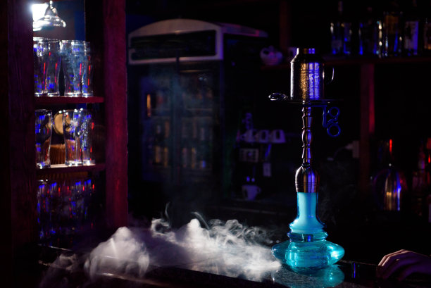 酒吧背景上的水烟，光线，烟雾图片下载