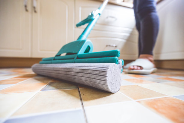 女人打扫地板图片下载