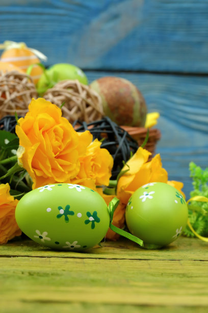 复活节彩蛋被排列在一块有许多图案和颜色的板上。图片下载