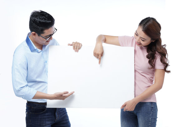 亚洲英俊和漂亮的夫妇与空白面板信息，孤立在白色背景图片下载