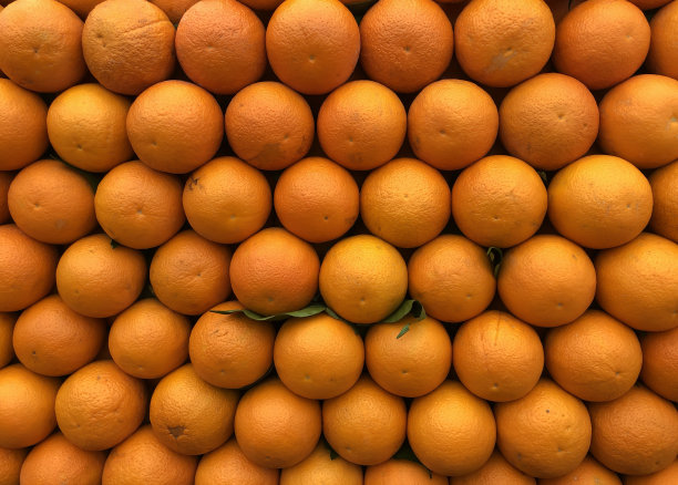 橙色水果在柜台出售和展示风格图片下载