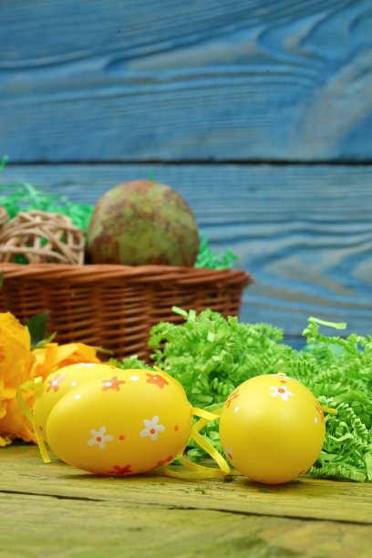 复活节彩蛋被排列在一块有许多图案和颜色的板上。图片下载