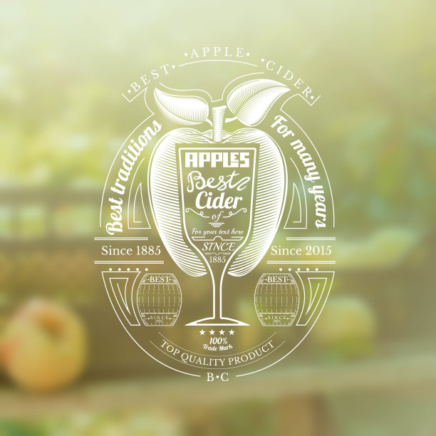 雕刻风格的苹果与葡萄酒杯的文字在中心。剪影苹果酒标签在苹果收获的模糊照片的中心图片下载