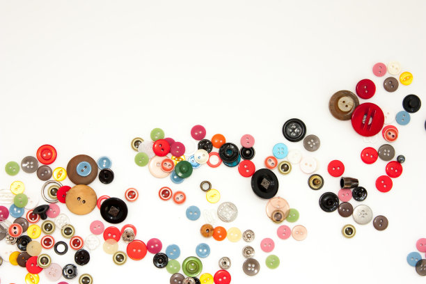 平躺与彩色缝纫钮扣，模拟，俯视图。布局按钮模型在空白的白色背景刺绣，缝纫，刺绣海报，横幅。文本的空白。图片下载
