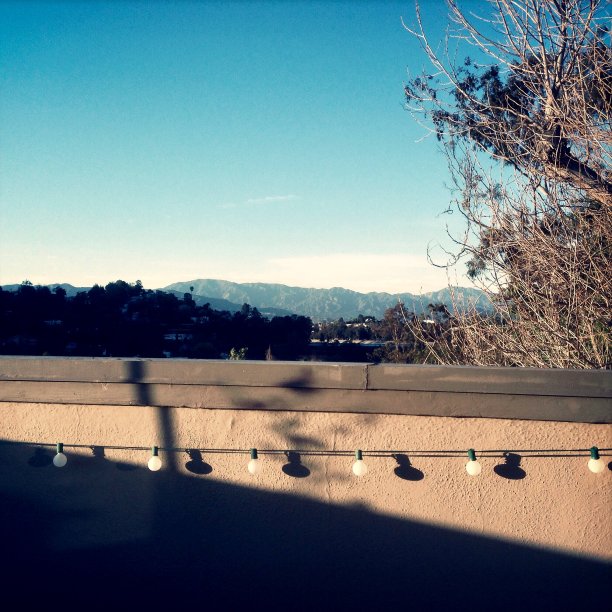 露台墙上有小酒馆的灯光和圣加布里埃尔山脉的景色图片下载