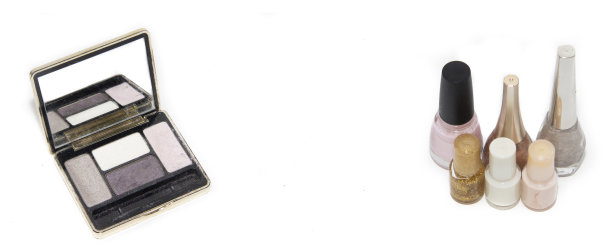 白色背景上孤立的指甲油和眼影。指甲油孤立在白色背景上。白色背景上的化妆品图片下载