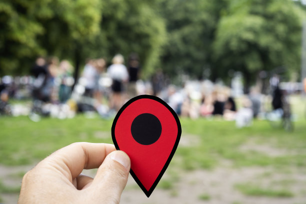 柏林蒙比茹公园，一名手持红色记号笔的男子图片下载