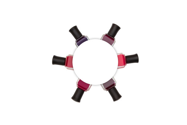 白色背景的几瓶指甲油。图片下载