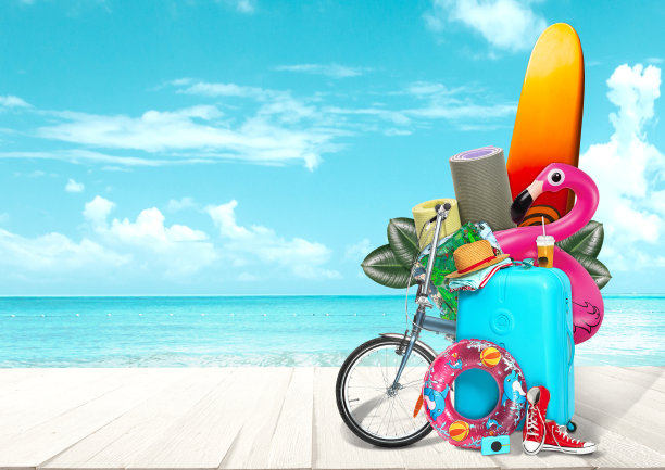 在海景前旅行的行李拼贴画图片下载