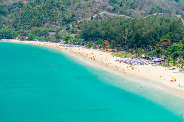 高视图奈汉海滩在普吉岛，泰国。2019年夏天图片下载