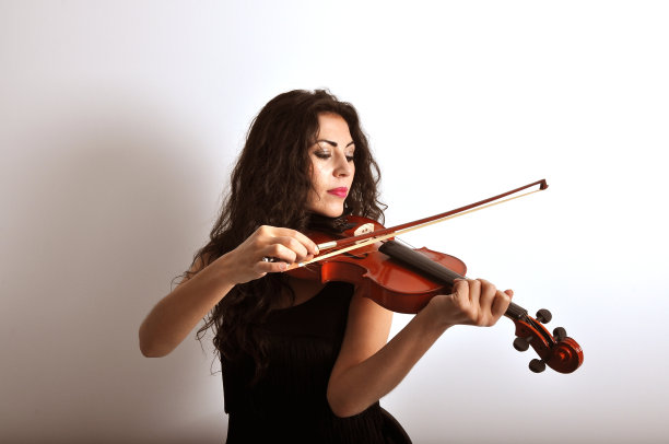 漂亮的长发女子在拉小提琴图片下载