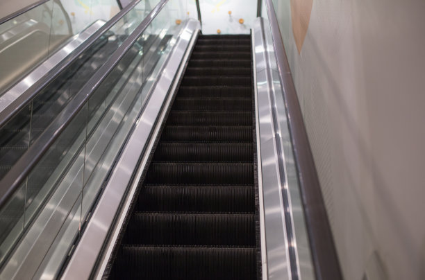 自动扶梯，从下往上移动的楼梯图片下载