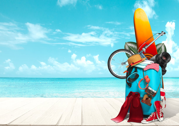 在海景前旅行的行李拼贴画图片下载