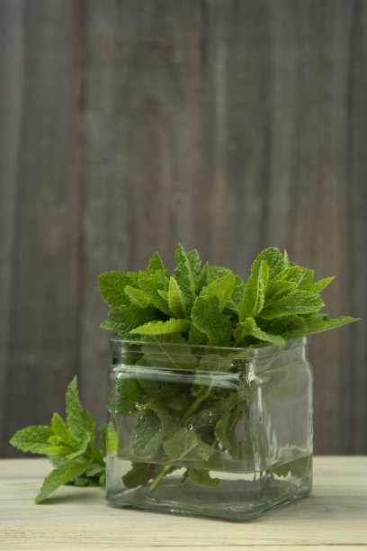 新鲜的夏季薄荷。食物或饮料配料。乡村风格。木制背景，复制空间。图片下载