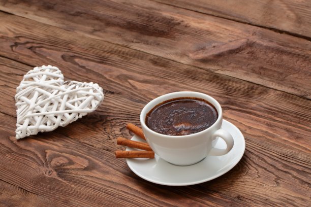 两个人喝咖啡见面是一次成功而浪漫的约会。图片下载