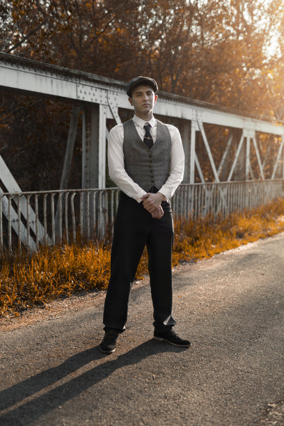 经典的日落青年肖像图片下载