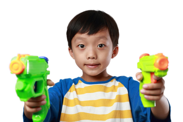孩子们玩玩具枪图片下载