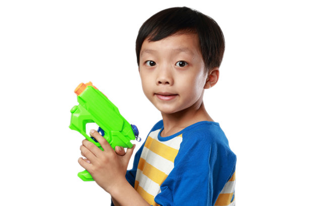 孩子们玩玩具枪图片下载