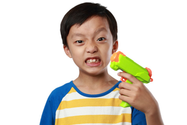 孩子们玩玩具枪图片下载