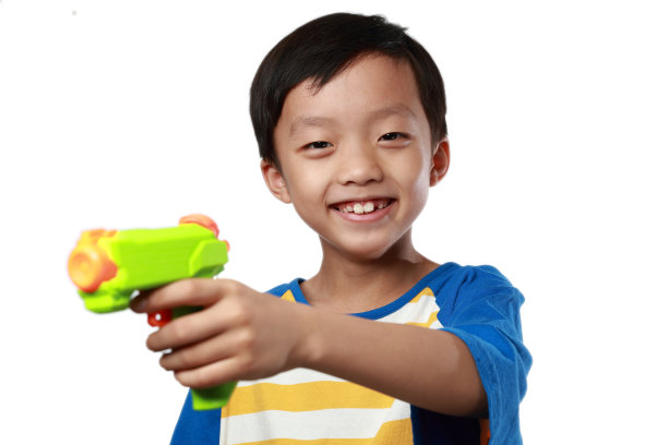 孩子们玩玩具枪图片下载