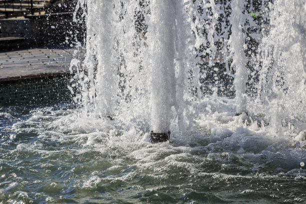 苏丹艾哈迈德广场喷泉的喷溅图片下载