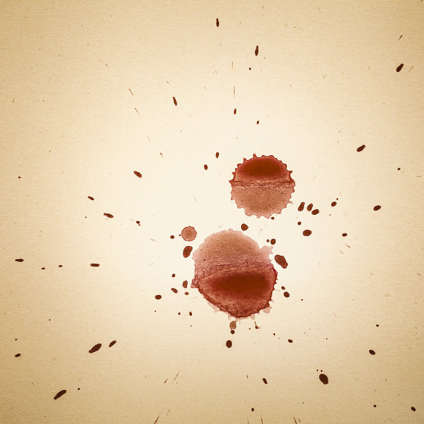 红葡萄酒或血溅在深褐色的背景上图片下载
