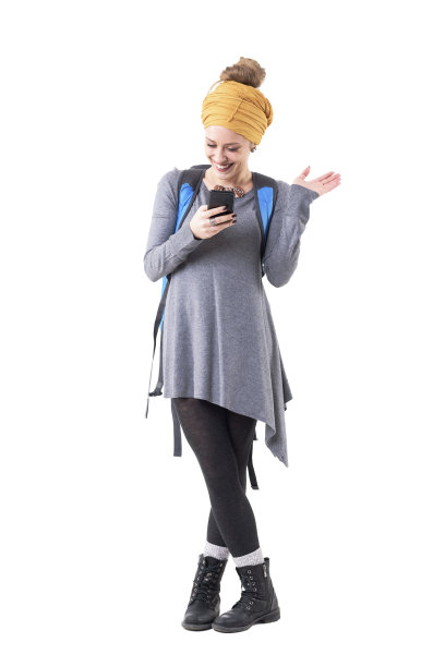 快乐的年轻女性旅行者或旅游时尚在社交网络上通过智能手机与朋友联系。图片下载