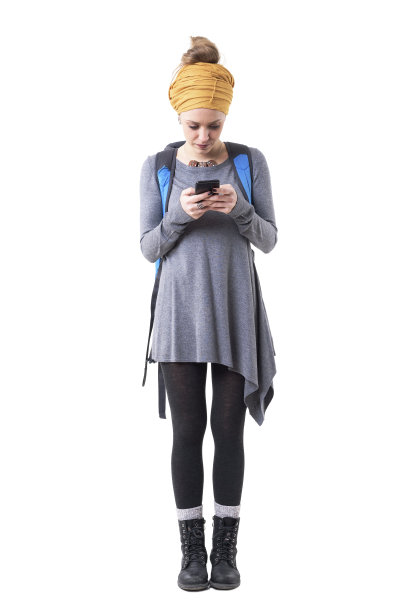 年轻可爱的时尚女性游客背包搜索手机应用程序的地方图片下载