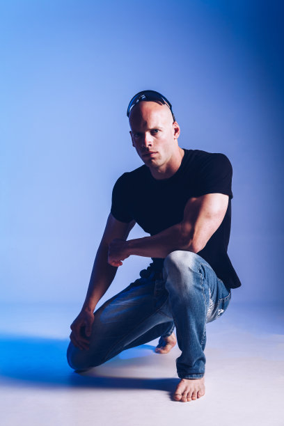 工作室拍摄的强壮的运动员穿着黑色t恤。健身男性健美姿势。图片下载