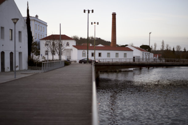 早晨的水平视图前工业的一面的一个葡萄牙小镇与水的反射图片下载