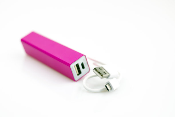 洋红电源组隔离在白色背景与USB线图片下载