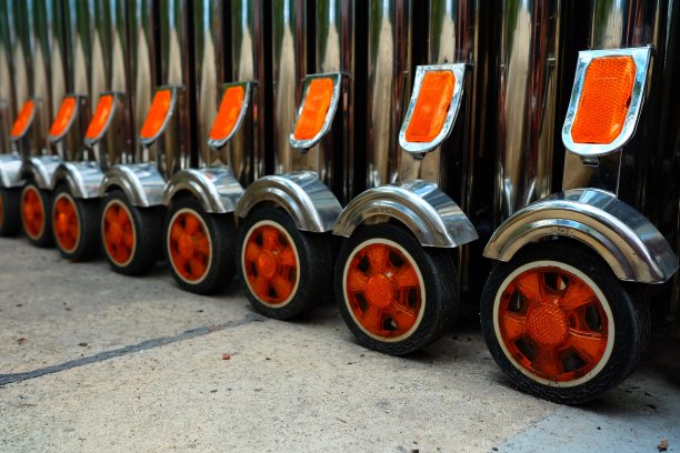 靠近可移动栅栏反光条纹的轮子。图片下载