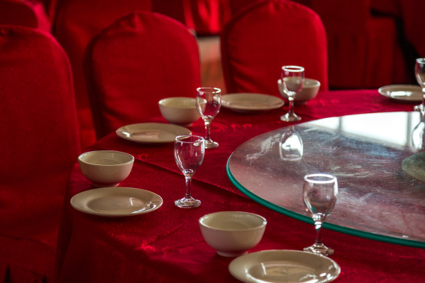 桌子设置与正式的餐盘和酒杯的位置的特写。为宴会或正式的婚礼而准备的桌子图片下载