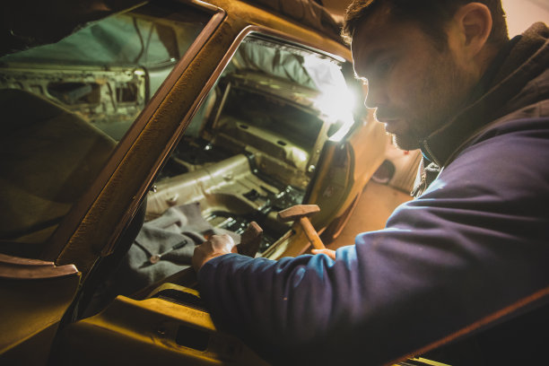 用木槌和凿子拆除车门。图片下载