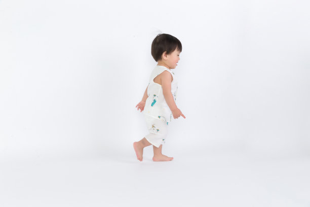 可爱的小男孩，白色的背景图片下载