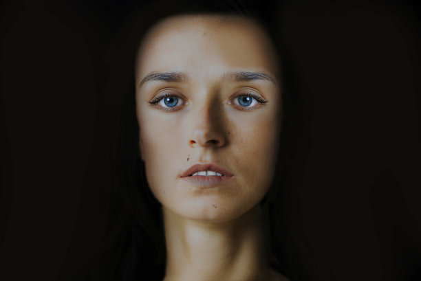 脸和颈部的漂亮女孩近距离图片下载