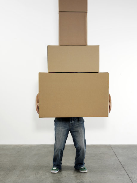 搬着箱子图片下载
