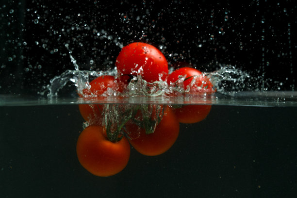高速摄影西红柿溅水图片下载