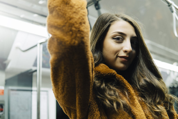 在地下通道的年轻女子图片下载