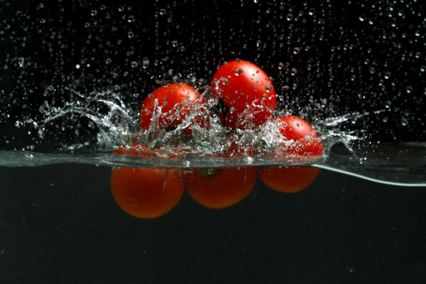 高速摄影西红柿溅水图片下载