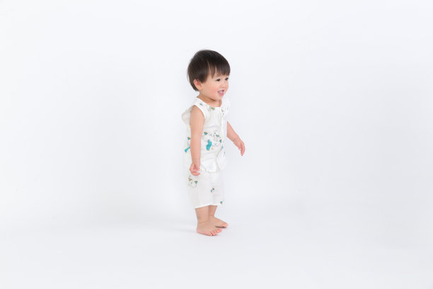 可爱的小男孩，白色的背景图片下载