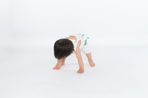 可爱的小男孩匍匐在工作室拍摄图片下载