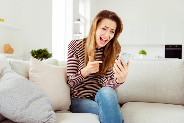 近距离的照片美丽的大喊她她的夫人的手手臂电话谈话告诉讲skype坏心情男朋友丈夫咆哮直接手指屏幕穿条纹套头衫衣服房子客厅在室内图片下载