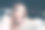 冷静漂亮的特写照片，她的女士与完美的理想润发唇口红倚在手上看镜头坐在白色米黄色的沙发上图片下载