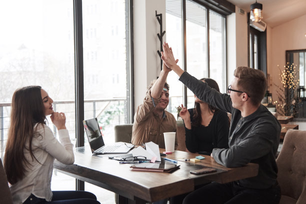 工作做得好。在办公室里玩得开心。友好的同事在周围玩耍，庆祝成功图片下载