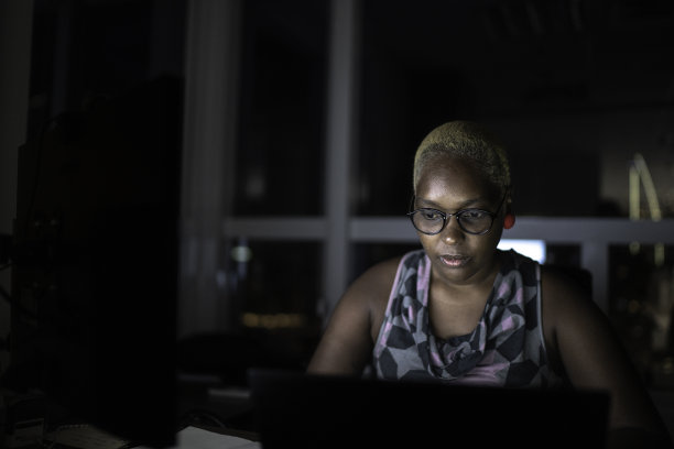 女商人在办公室工作到很晚图片下载